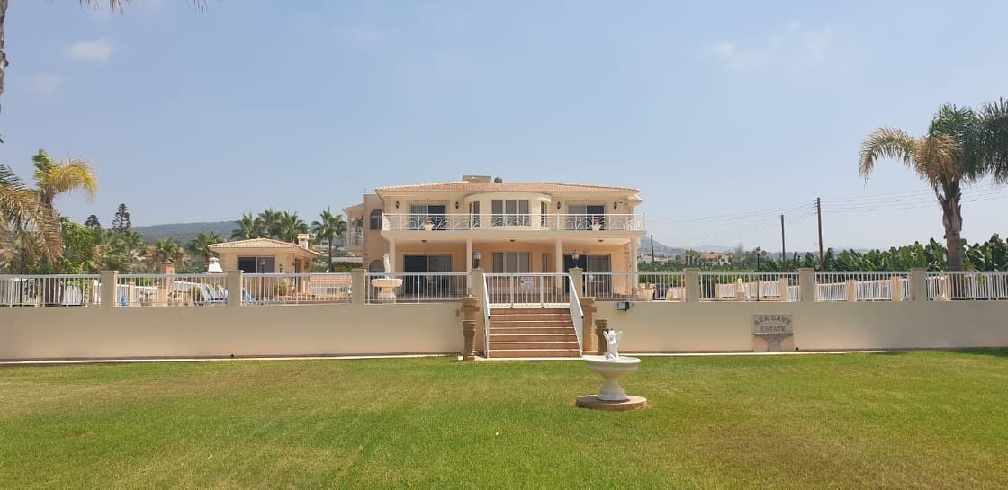 Detached Villa For Rent in Sea Caves, Pafos SUN17333